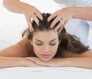 Aquí están algunas técnicas de masaje de cabeza de confianza que pueden estimular el pelo crezca
