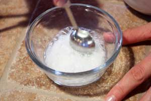 Añadir 1-2 cucharaditas de bicarbonato de sodio a la misma
