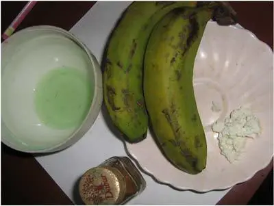 Banano y el paquete de la cara de yogur