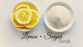 El azúcar y el jugo de limón Scrub