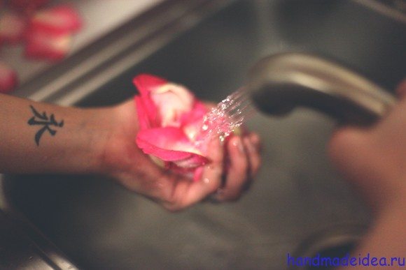 Lavar pétalos de rosa