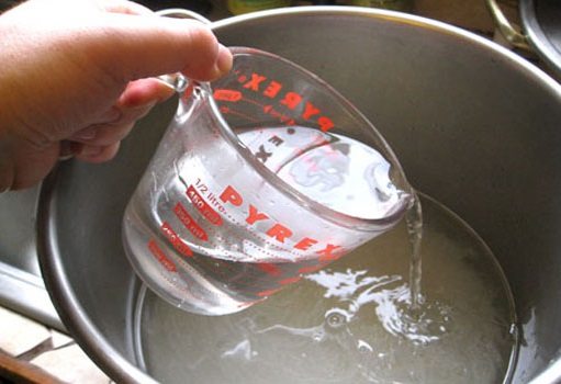 Mezclar el agua y el azúcar en una cacerola