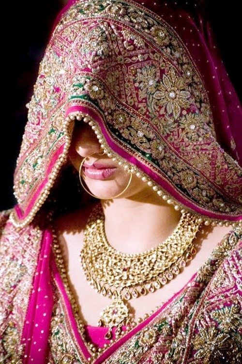 Rajasthan Novia en Falú sari estilo y joyas de oro tradicional