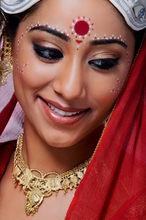 bengalí novia mira con Bindi