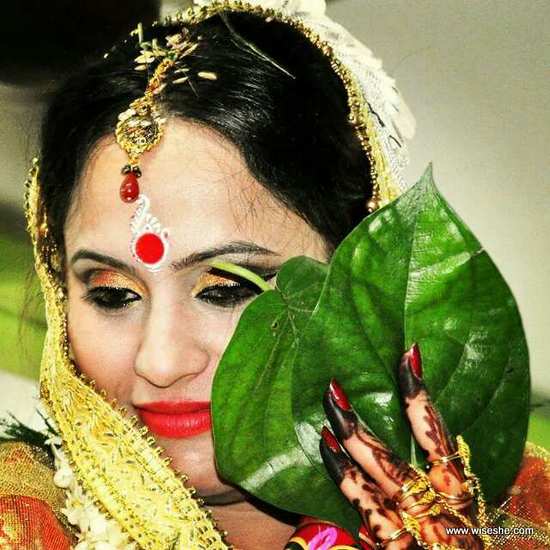 bengalí novia mira con joyería de oro