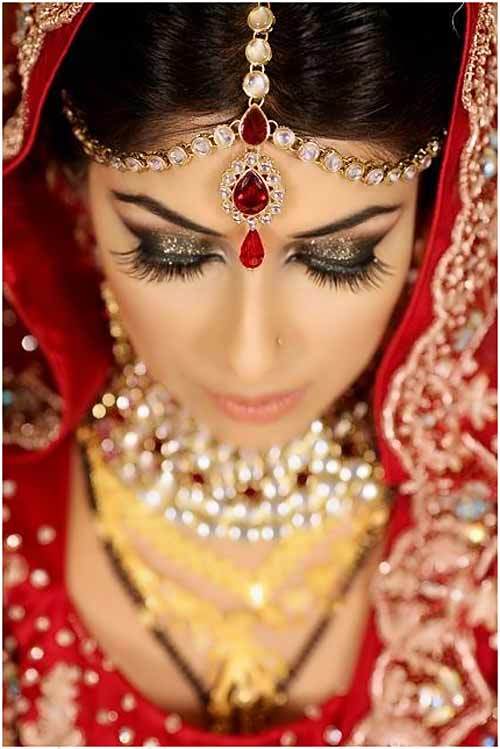 bengalí novia se ve con la joyería Kundan