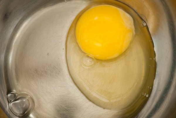 huevo, sal marina y el jugo de limón
