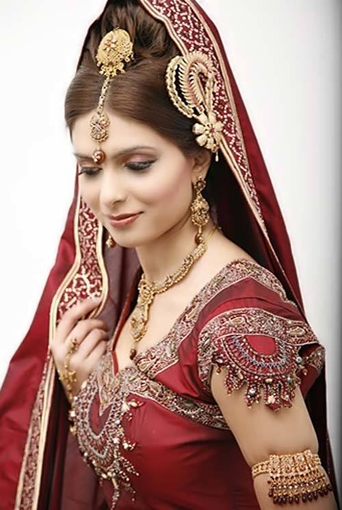tradicional vestido de novia de color rojo y oro