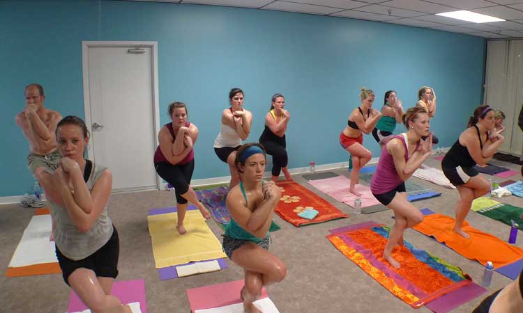 10 Beneficios del yoga caliente que usted debe saber