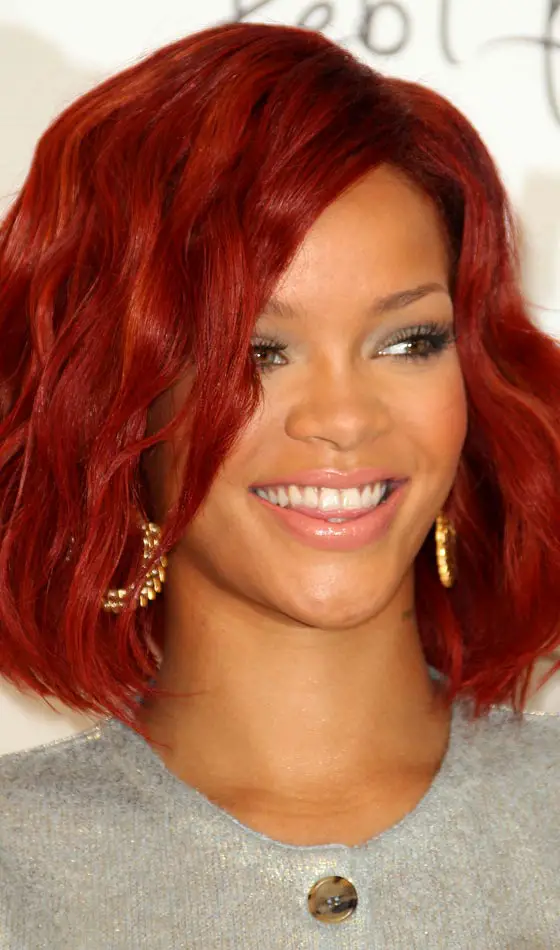 Rihanna larga roja Bob