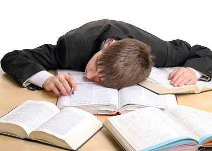 Cómo evitar dormir mientras estudia