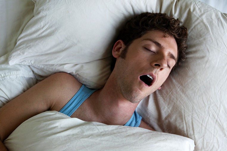 cómo dormir con la boca cerrada
