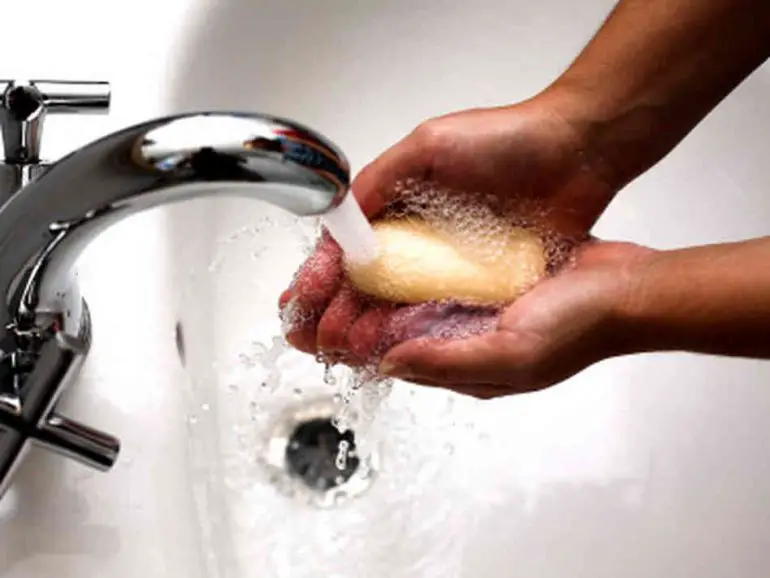 no lavarse las manos después del baño