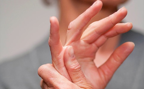qué causa la artritis reumatoide