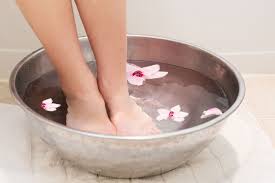 remojar los pies en agua caliente