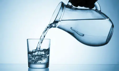Beber un galón de agua al día