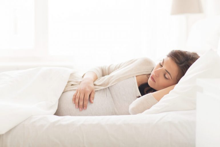 Cuántas horas debe dormir una mujer embarazada