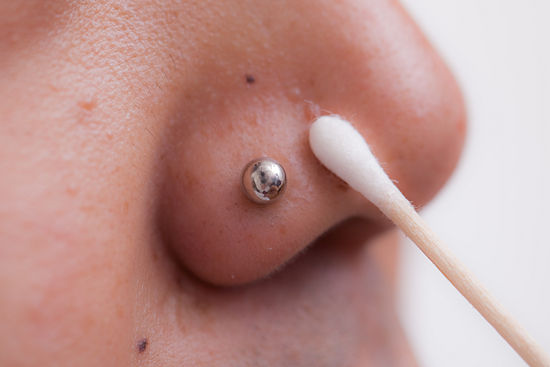 Cómo limpiar un piercing en la nariz
