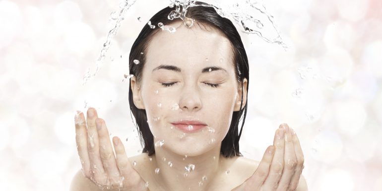 Lavarse la cara con agua fría